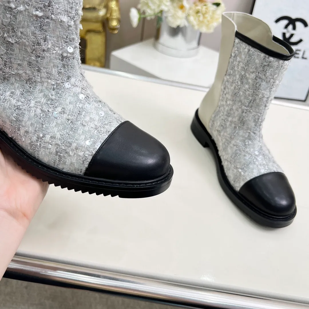 👟👟Ex-factory price 720👟👟 High version of Chanel CHANEL, 🌞🌞🌞Xiaoxiang’s latest 2025 autumn and winter short boots, a must-have item for this autumn and winter season! ! Ms. Chanel loves simple yet irresistible combinations to show her unique style. Mix and match freely to shine⚡Follow Grandma’s fashion steps! ! ! The top-notch craftsmanship and texture are perfectly presented. No matter any details, you can compare them with the counters. The best quality products can be entered and exited from the counters at will! ❶Fabric: imported sheepskin with customized fabrics ❷Lining: sheepskin lining ❸Foot pads: sheepskin ❹Outsole: original molded sole ❺Heel height: 3.5cm ❻Boot shaft height: total height 7 inches ❼Number: 35-40 (40 and 41 are customized and cannot be returned)